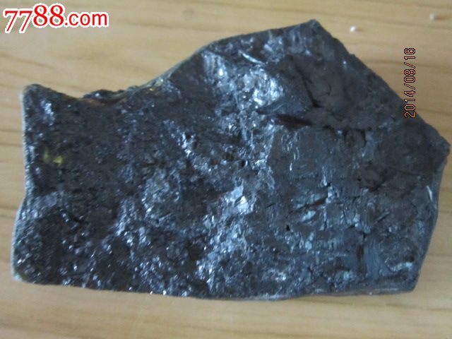 在煤里砸出能透明的一块化石【12x8x2cm重168克】可能是琥珀,品相如图