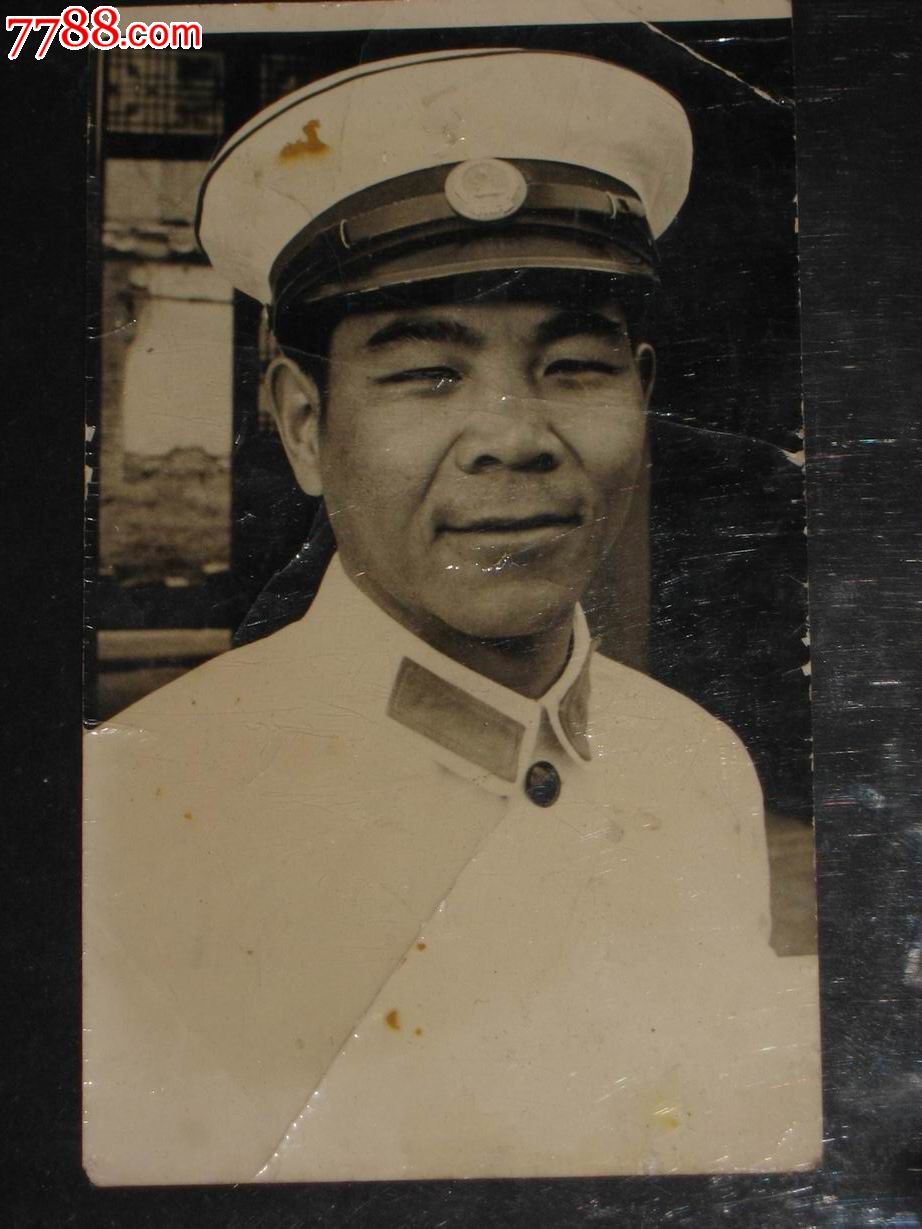 穿旧制服的警察