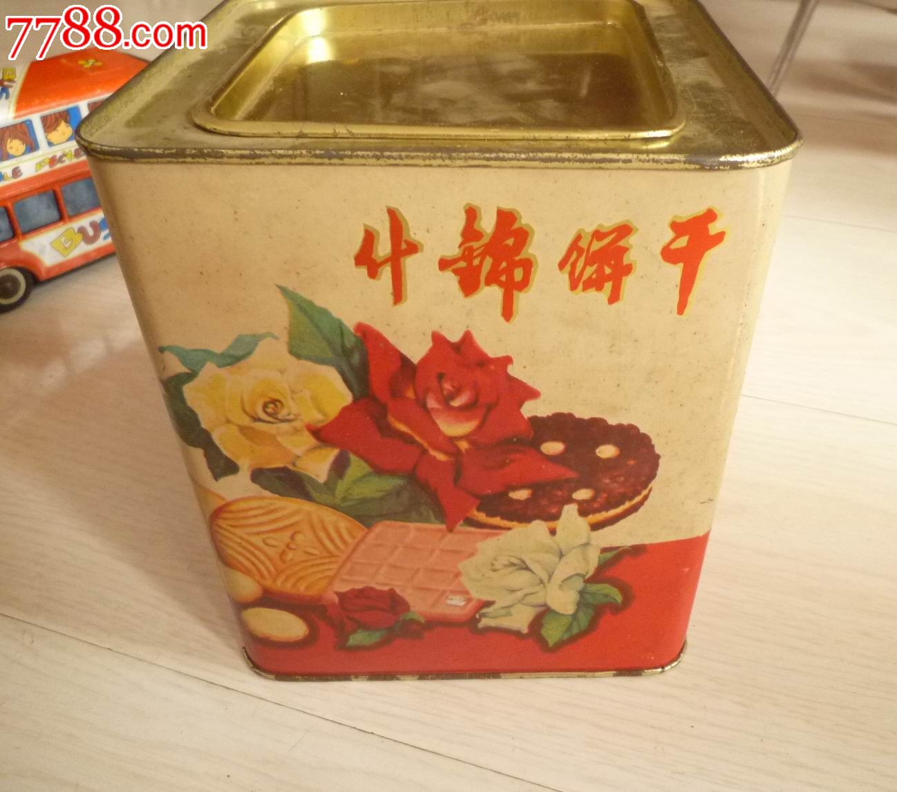 怀旧经典收藏七十年代月季花朵花卉图案红色什锦饼干老铁盒子