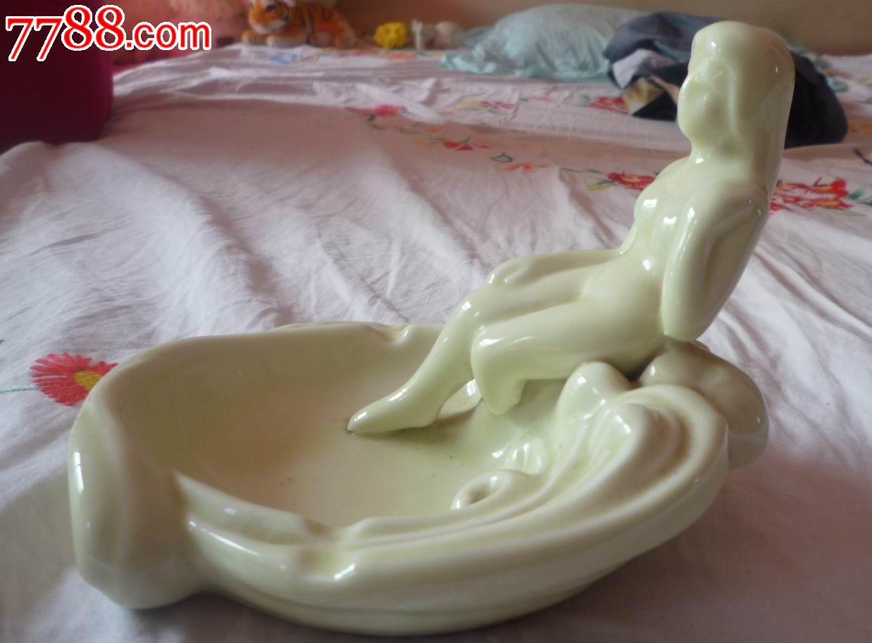 怀旧经典收藏美女裸体坐像人物瓷质黄色烟灰缸