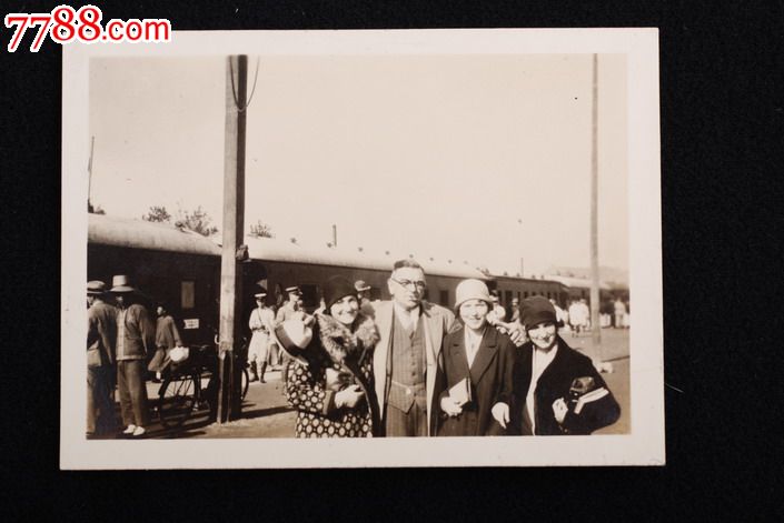民国火车站里的外国人和中国乘客原版老照片老相片
