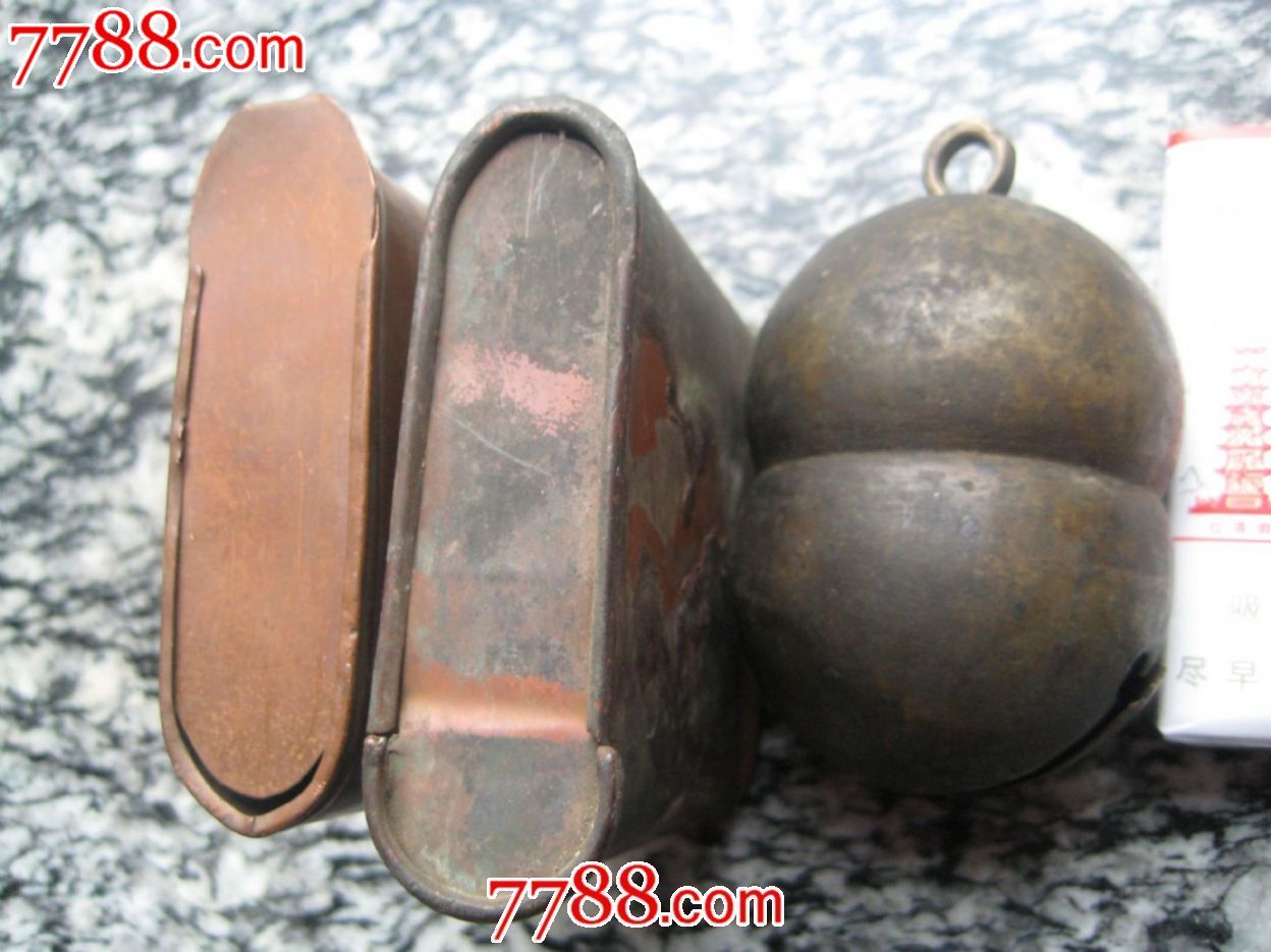 两个老旱烟盒一个特大个响铃