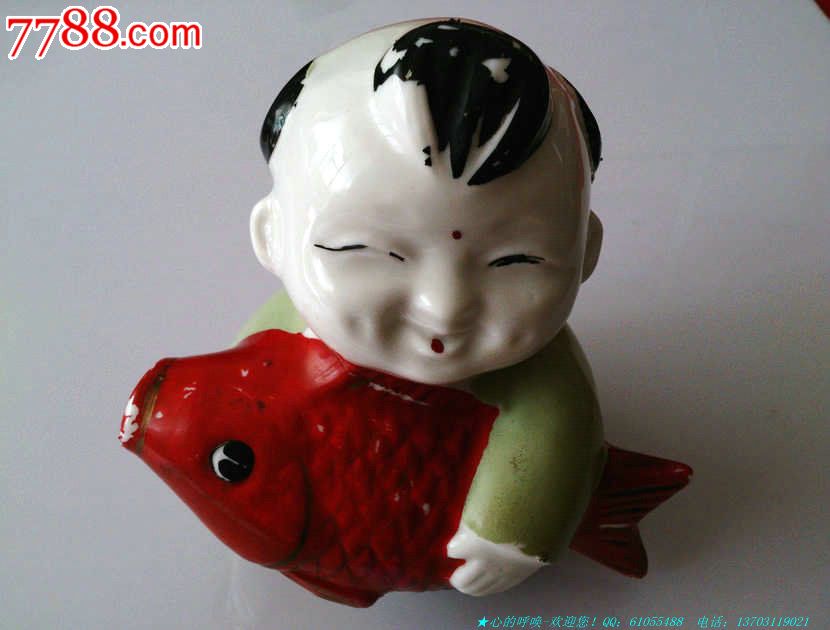抱鲤鱼的胖娃娃